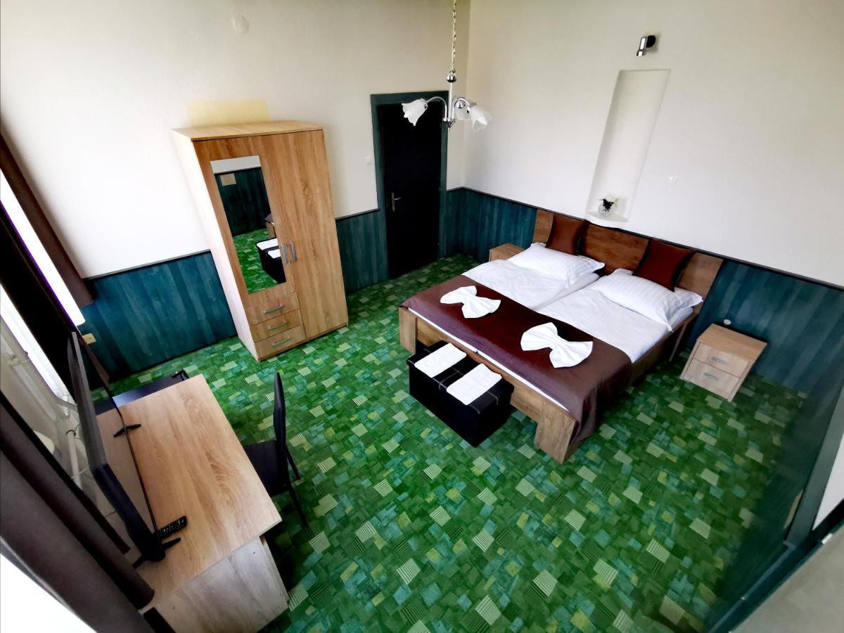 Komplex -Rendezvenytermek-Panzio-Apartman-Irodak- Матесалька Екстер'єр фото