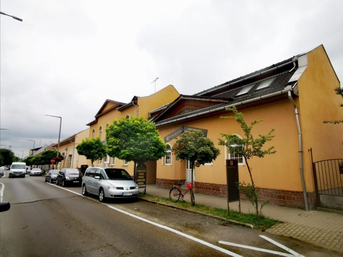 Komplex -Rendezvenytermek-Panzio-Apartman-Irodak- Матесалька Екстер'єр фото
