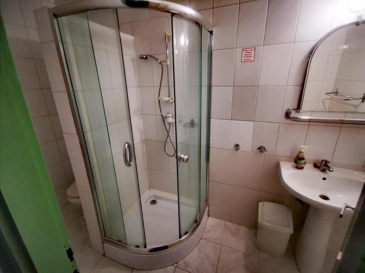 Komplex -Rendezvenytermek-Panzio-Apartman-Irodak- Матесалька Екстер'єр фото