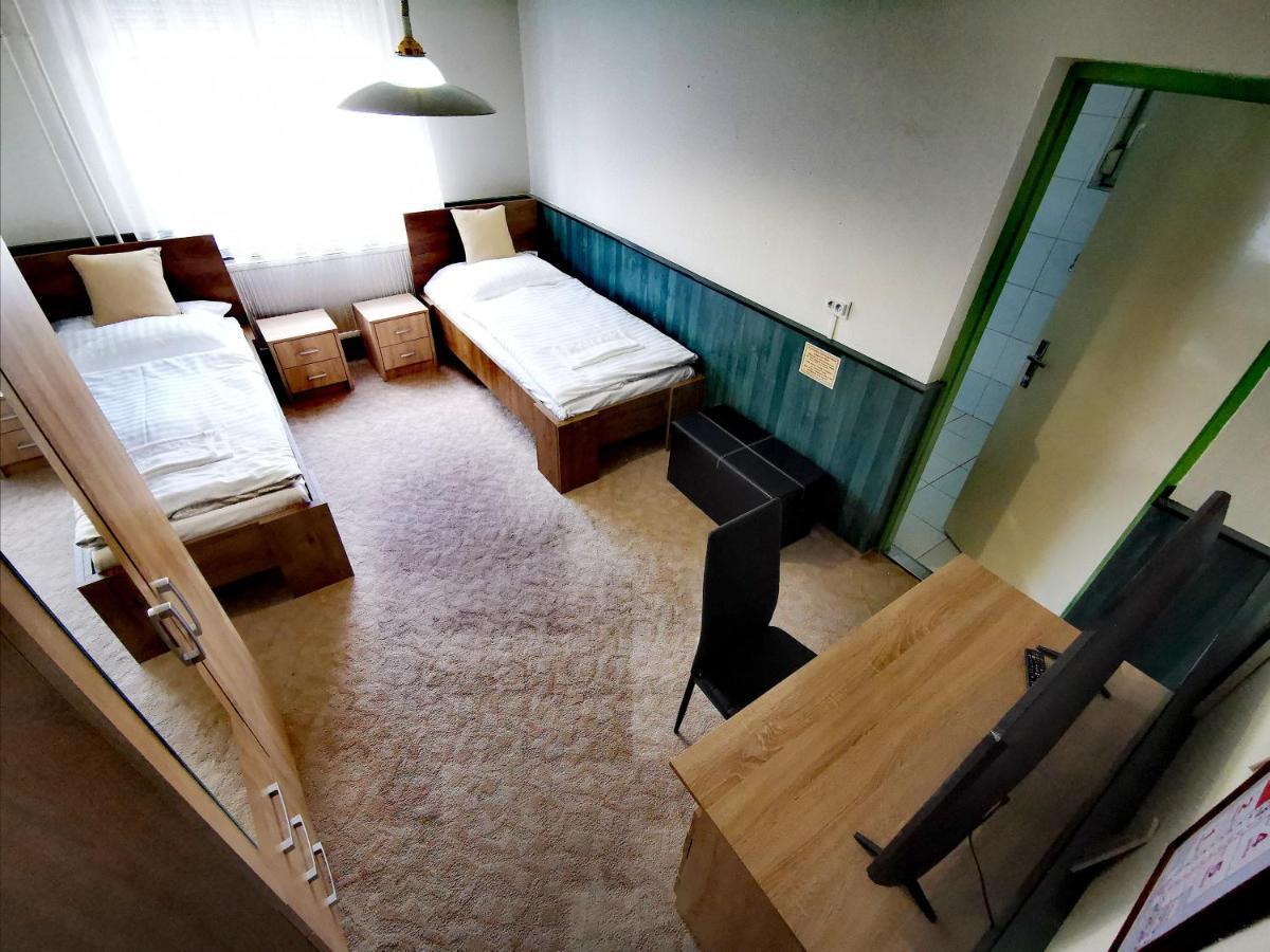 Komplex -Rendezvenytermek-Panzio-Apartman-Irodak- Матесалька Екстер'єр фото