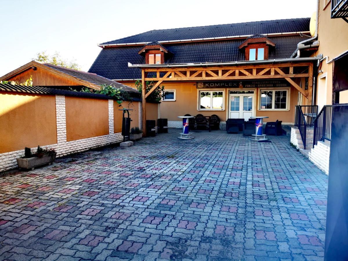 Komplex -Rendezvenytermek-Panzio-Apartman-Irodak- Матесалька Екстер'єр фото