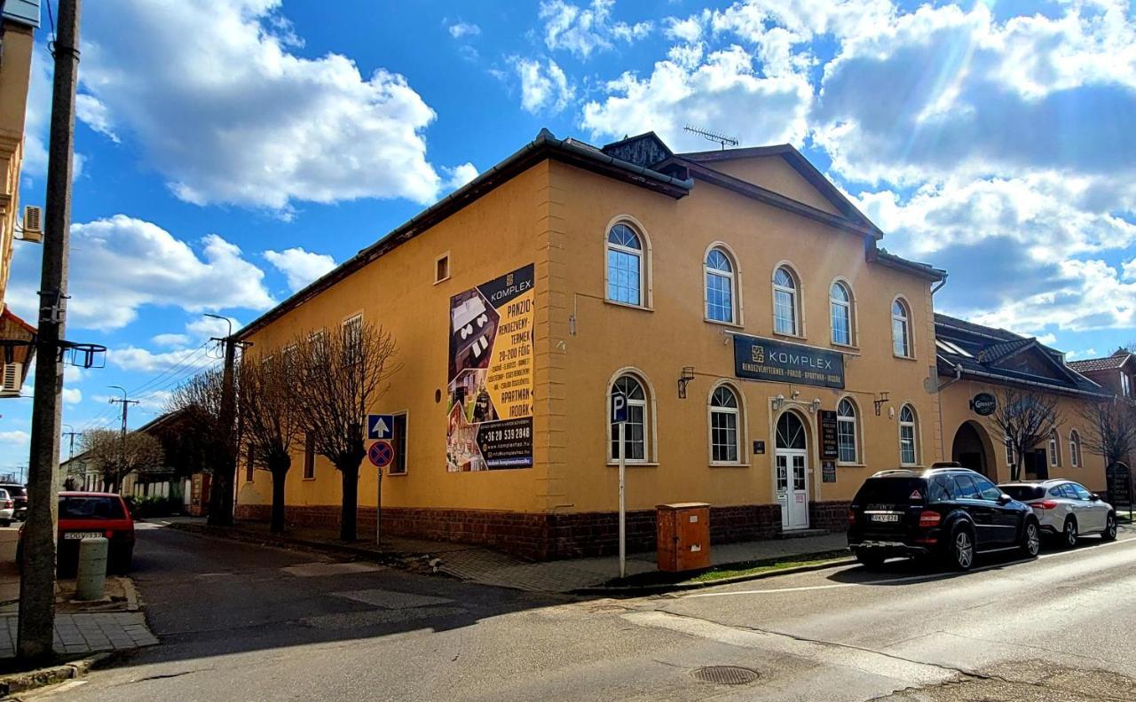 Komplex -Rendezvenytermek-Panzio-Apartman-Irodak- Матесалька Екстер'єр фото