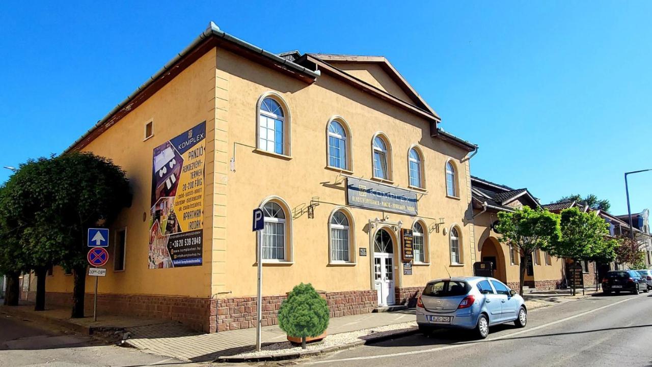 Komplex -Rendezvenytermek-Panzio-Apartman-Irodak- Матесалька Екстер'єр фото