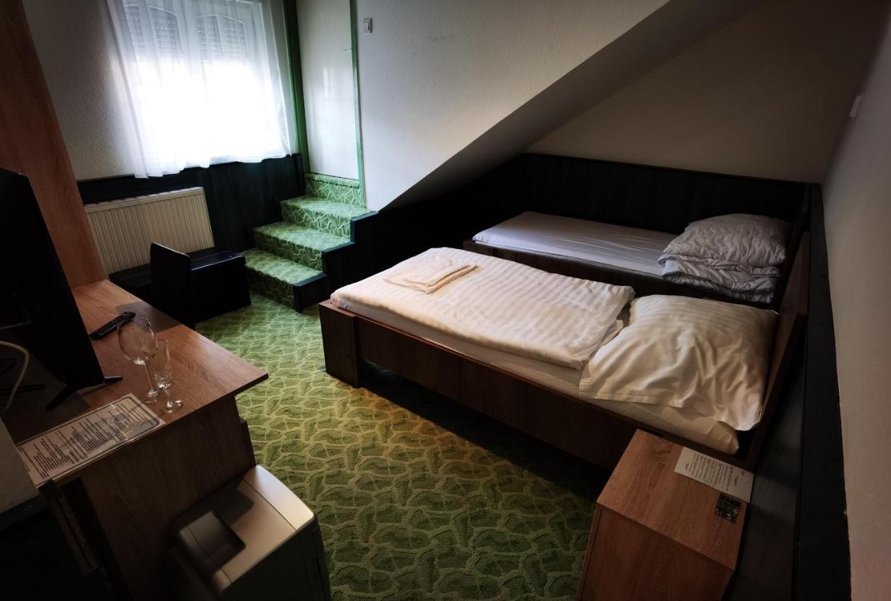 Komplex -Rendezvenytermek-Panzio-Apartman-Irodak- Матесалька Екстер'єр фото