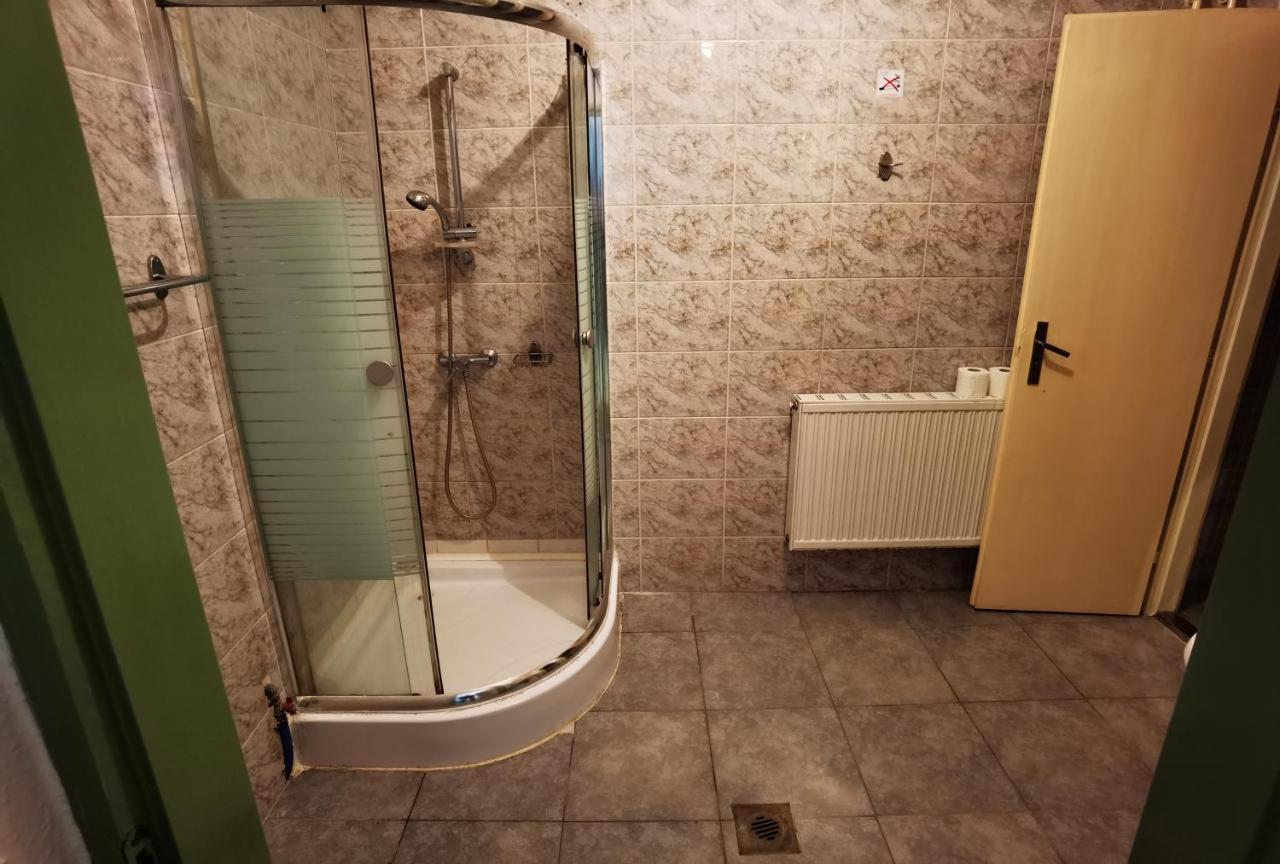 Komplex -Rendezvenytermek-Panzio-Apartman-Irodak- Матесалька Екстер'єр фото