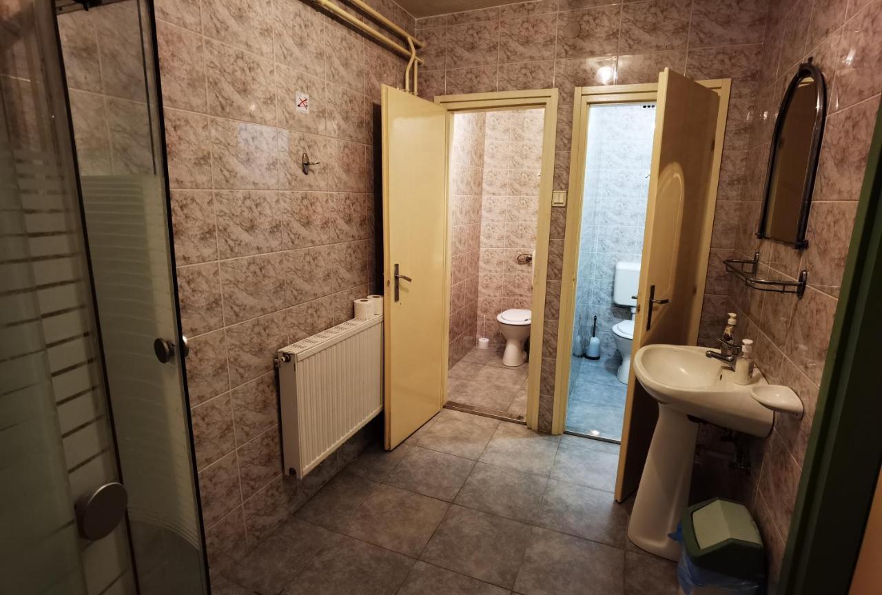 Komplex -Rendezvenytermek-Panzio-Apartman-Irodak- Матесалька Екстер'єр фото